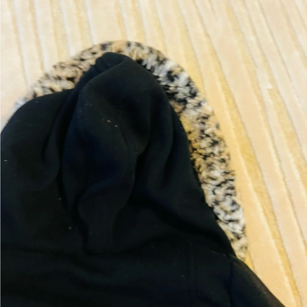 Adorable girl size 4 black coat with leopard faux fur trim on good condition